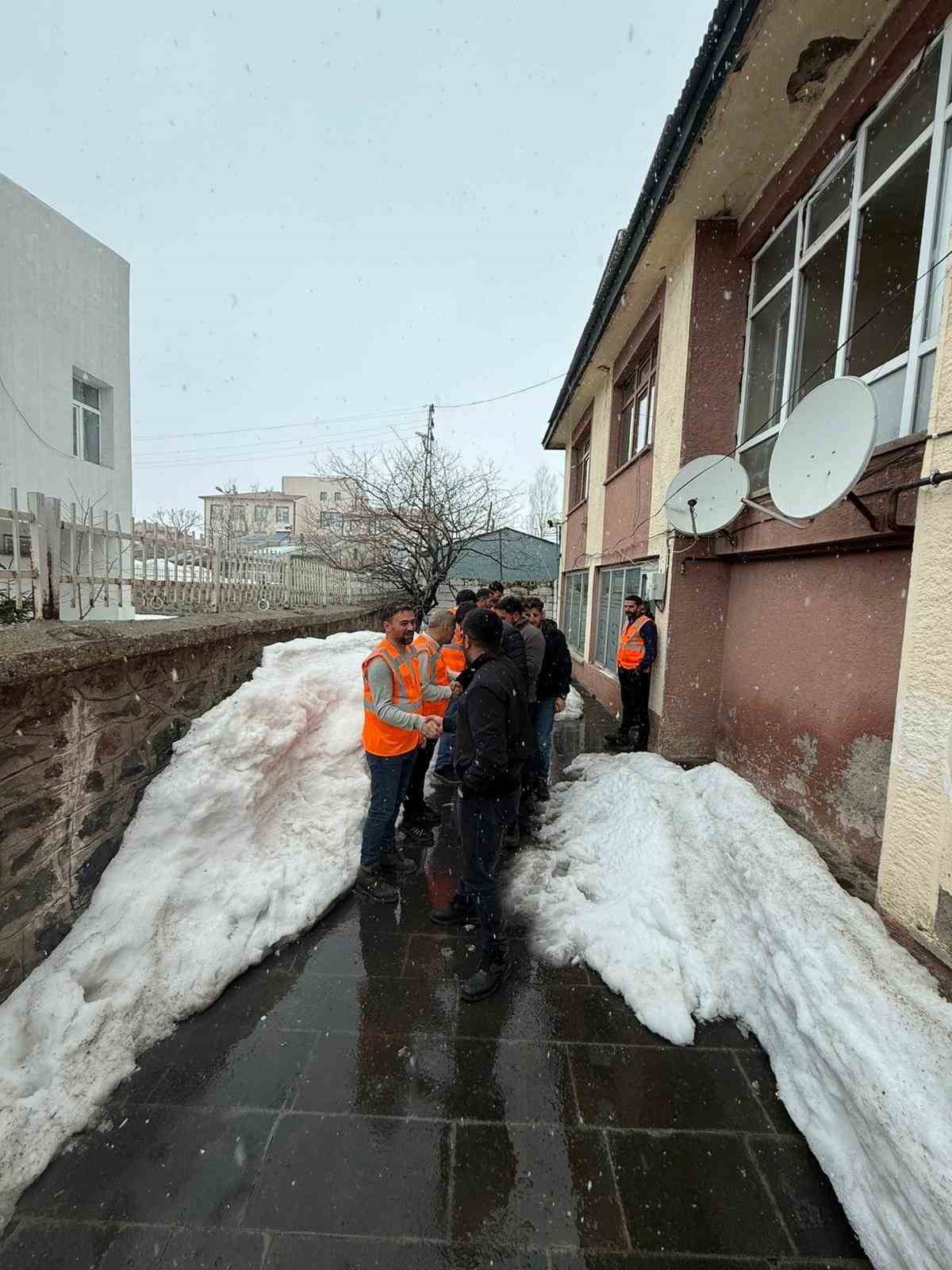 Karayazı esnaf derneğinden örnek dayanışma
