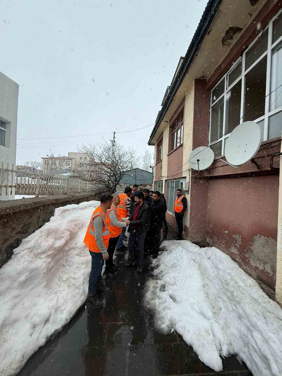 Karayazı esnaf derneğinden örnek dayanışma
