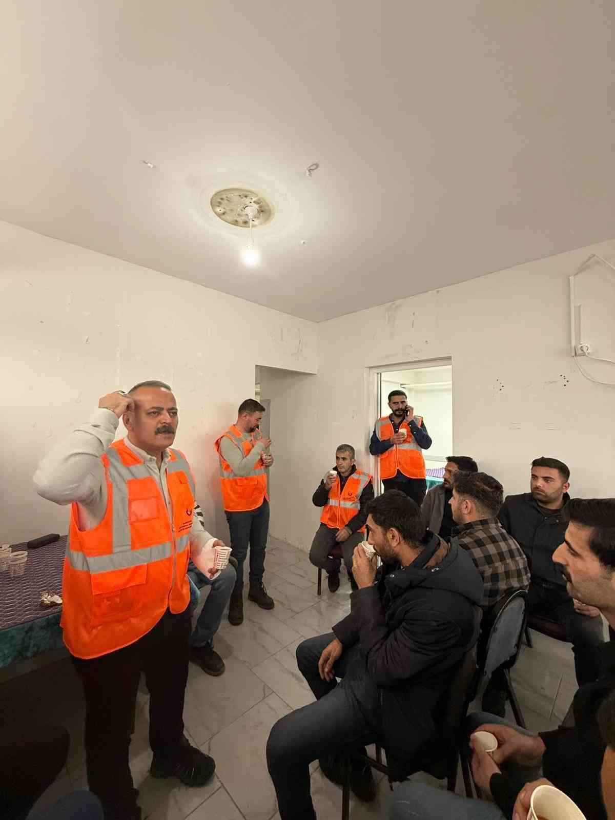 Karayazı esnaf derneğinden örnek dayanışma
