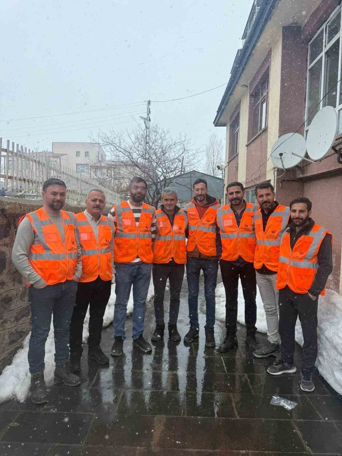 Karayazı esnaf derneğinden örnek dayanışma
