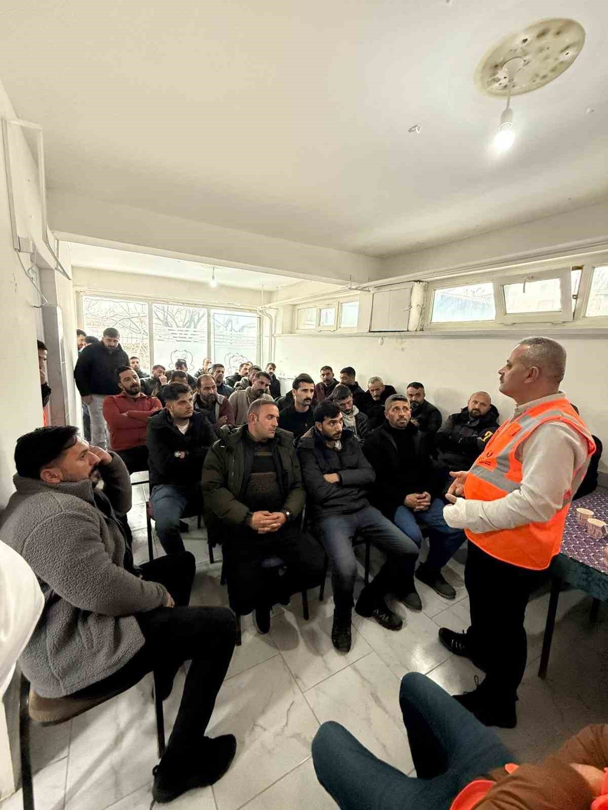 Karayazı esnaf derneğinden örnek dayanışma
