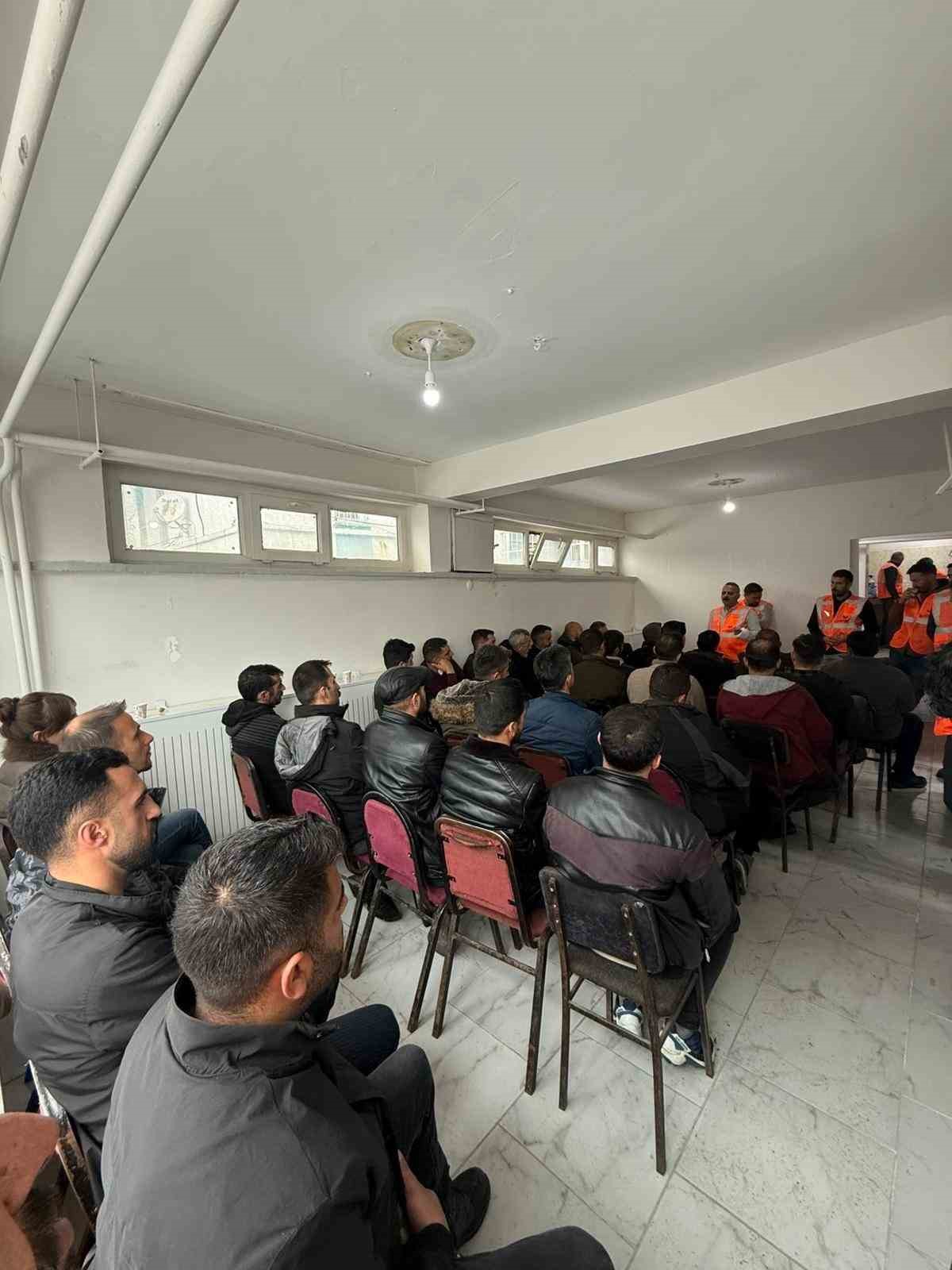 Karayazı esnaf derneğinden örnek dayanışma
