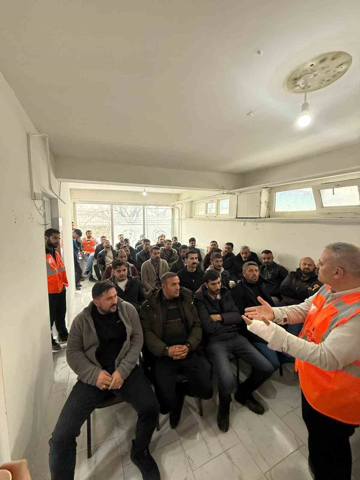 Karayazı esnaf derneğinden örnek dayanışma
