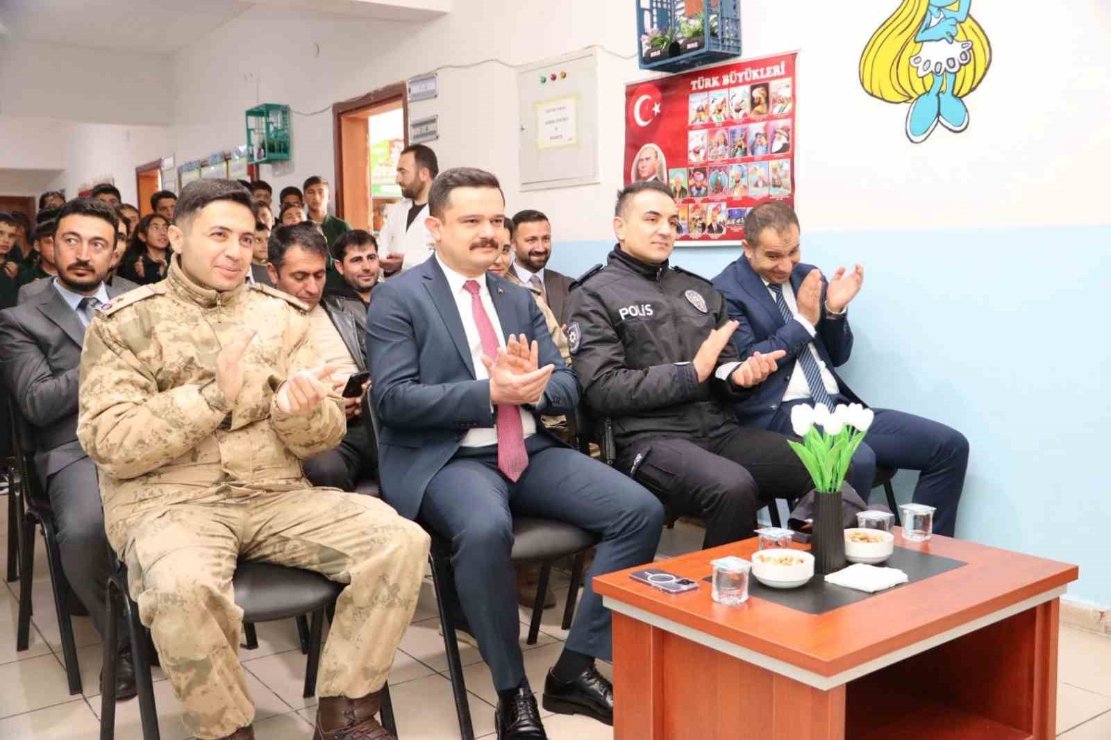 Karayazı Karşıyaka İlkokulu’nda okuma bayramı coşkusu
