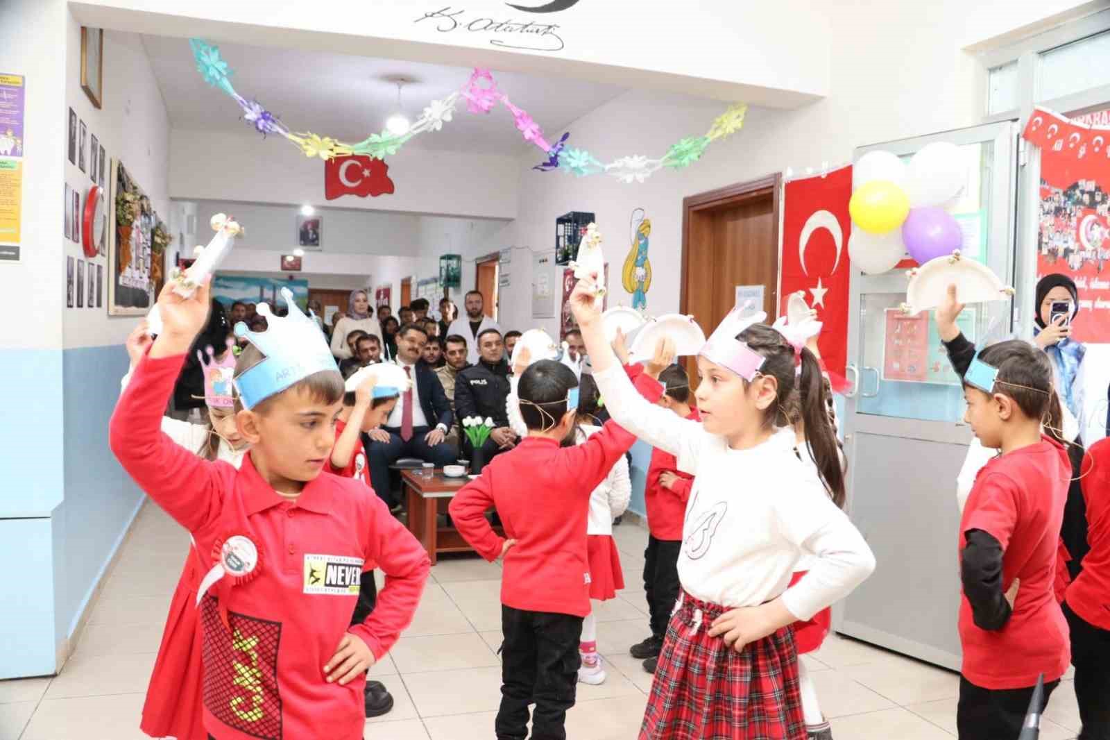 Karayazı Karşıyaka İlkokulu’nda okuma bayramı coşkusu
