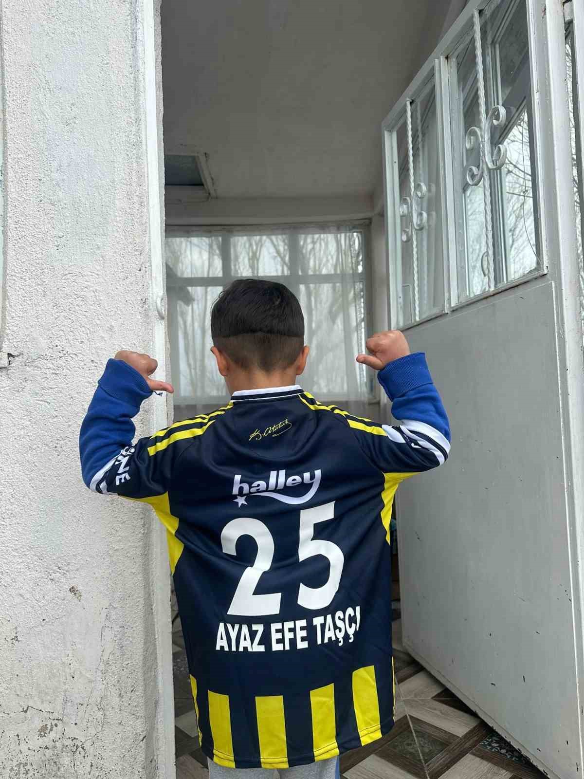 Karayazı Kaymakamı Titiz’den çocuklara anlamlı sürpriz
