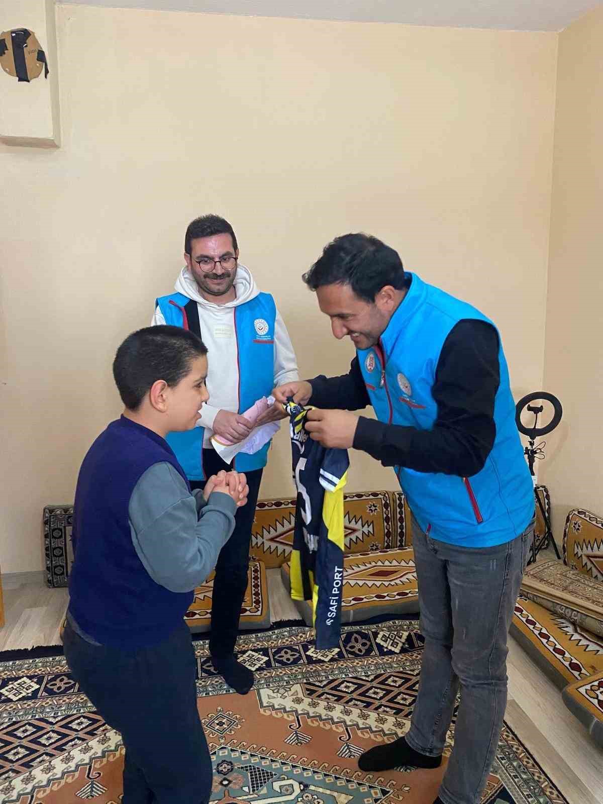 Karayazı Kaymakamı Titiz’den çocuklara anlamlı sürpriz
