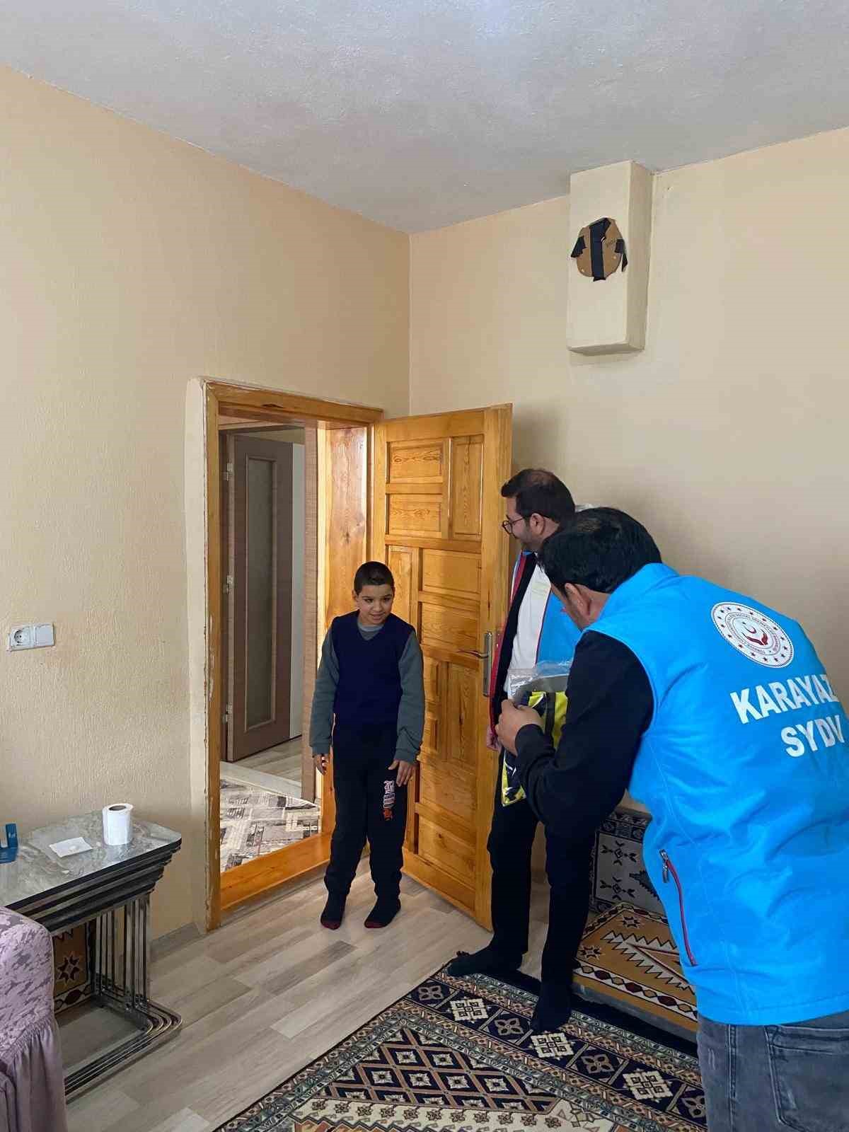 Karayazı Kaymakamı Titiz’den çocuklara anlamlı sürpriz
