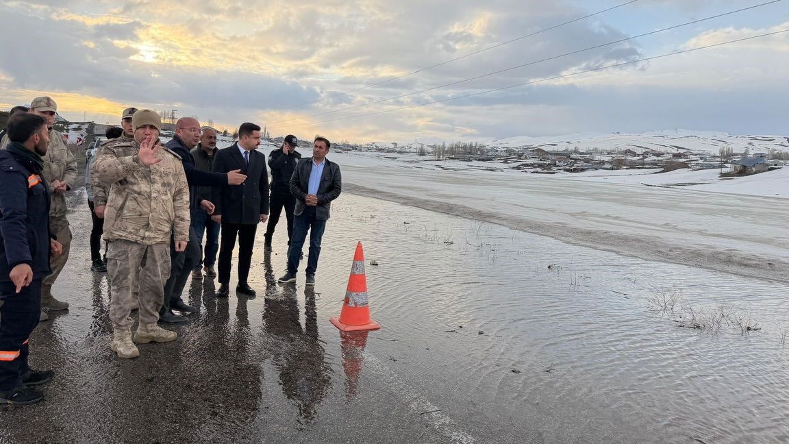 Karayazı’da gölet taştı, yol ulaşıma kapatıldı
