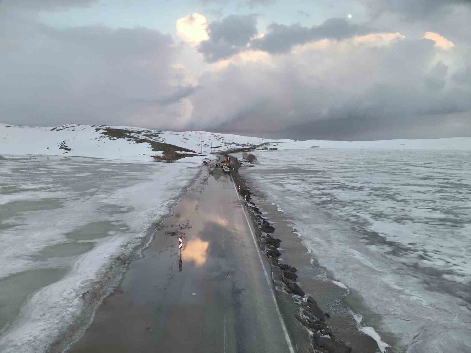 Karayazı’da gölet taştı, yol ulaşıma kapatıldı
