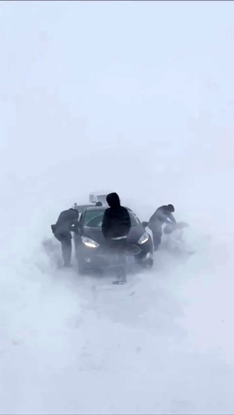 Karayazı’da karla mücadele: Kapalı yollar açıldı, öğrenciler okullarına ulaştı
