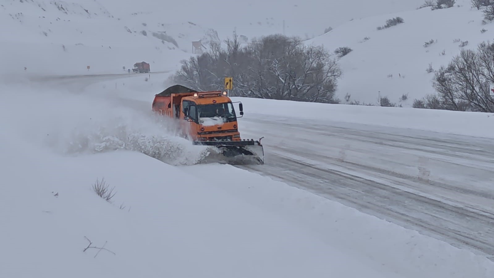 Karayolları ekipleri karla mücadele için seferber oldu
