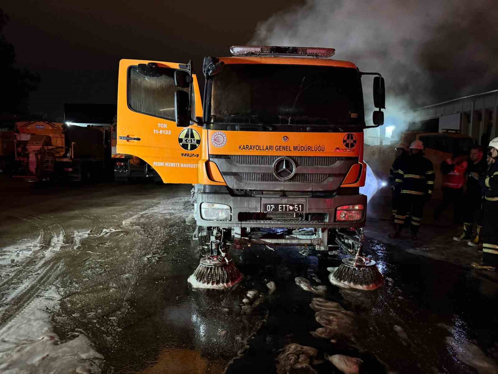 Karayolları’na ait kamyon alevlere teslim oldu
