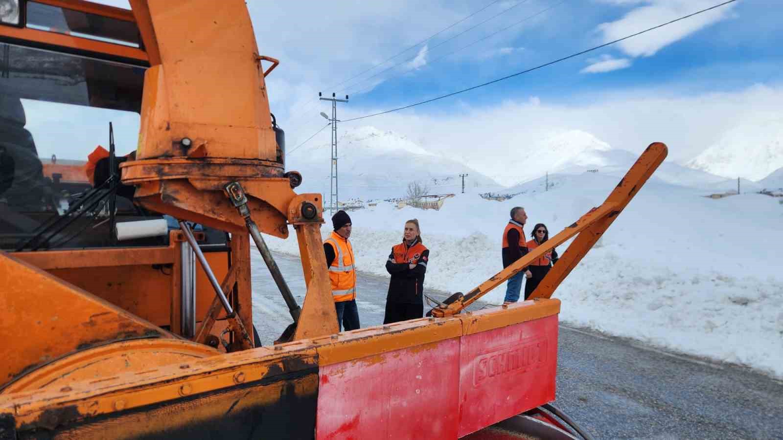 Karayollarına kadın eli: En zor şartlarda sahada
