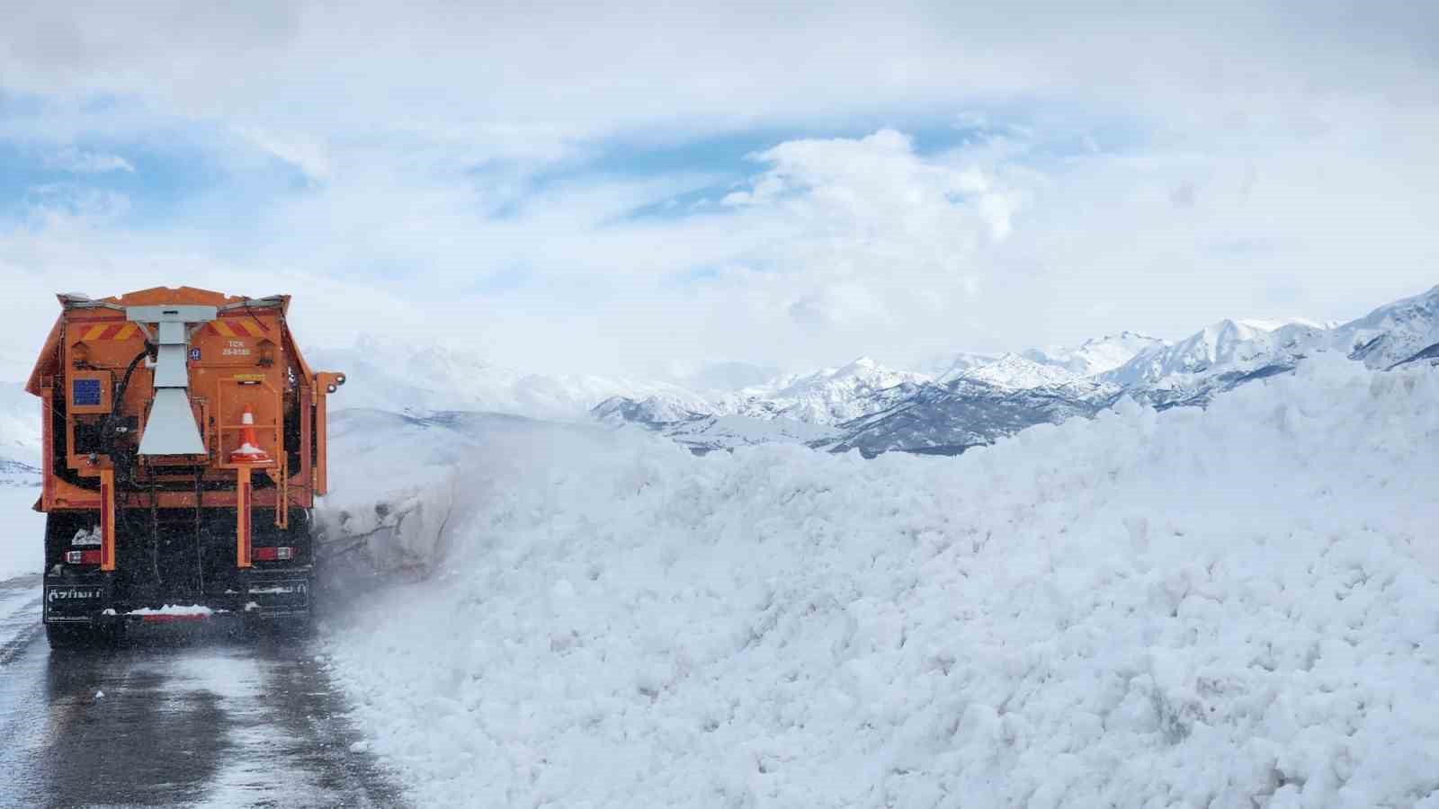 Karayollarına kadın eli: En zor şartlarda sahada
