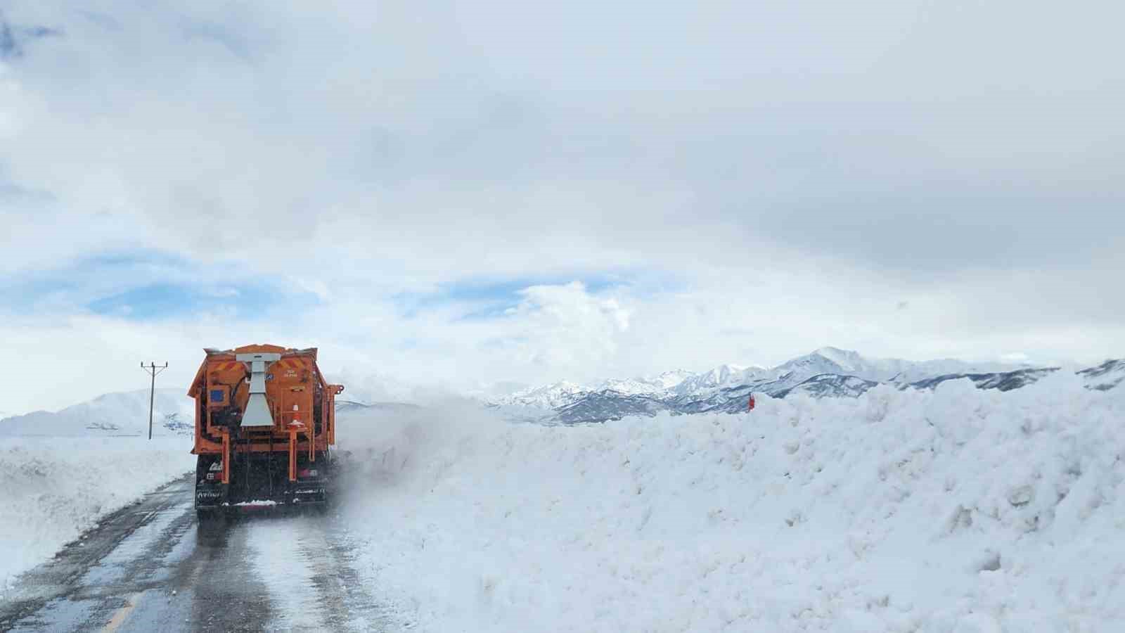 Karayollarına kadın eli: En zor şartlarda sahada
