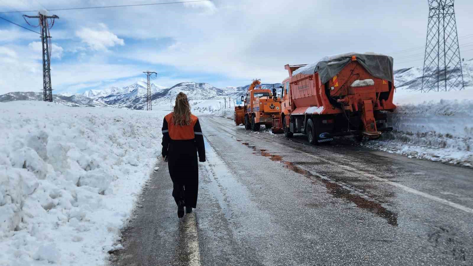 Karayollarına kadın eli: En zor şartlarda sahada
