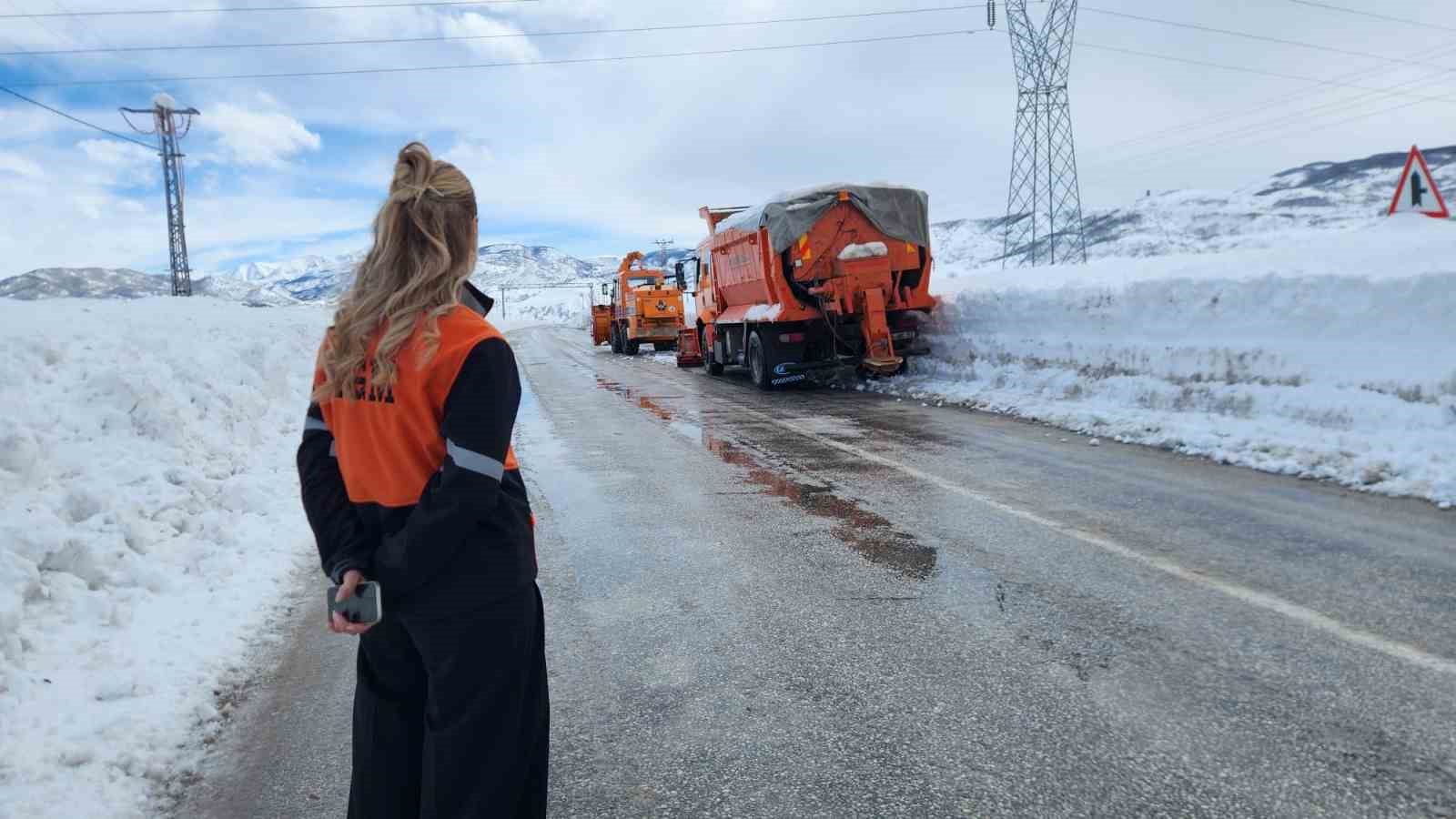 Karayollarına kadın eli: En zor şartlarda sahada
