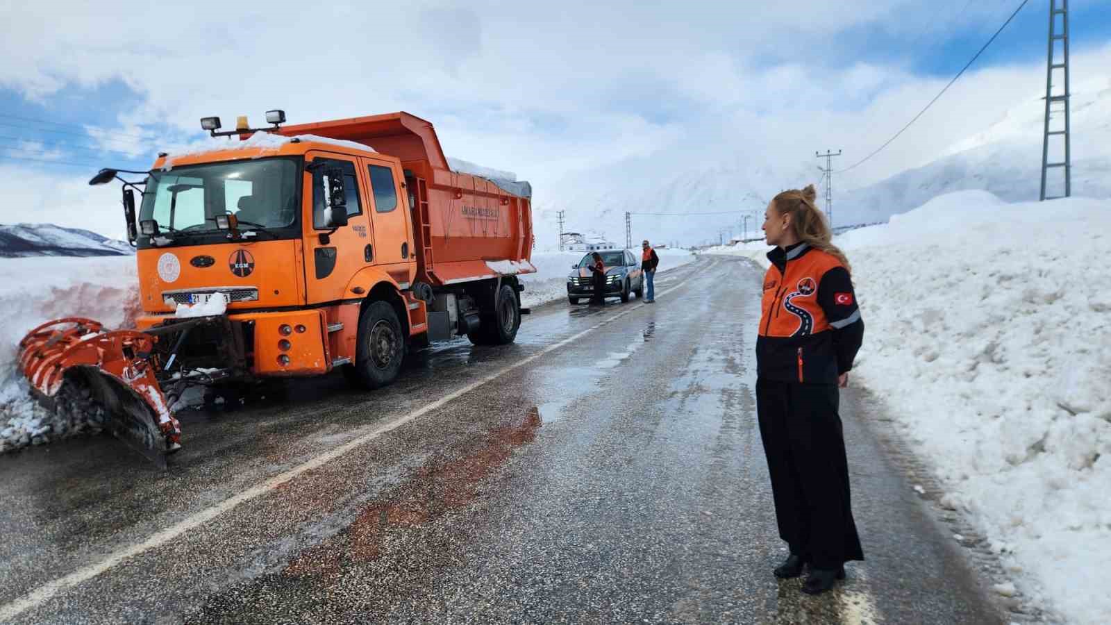 Karayollarına kadın eli: En zor şartlarda sahada

