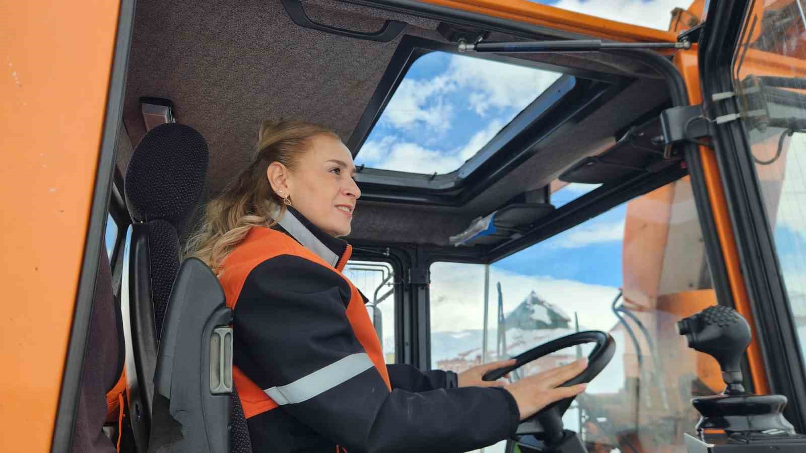 Karayollarına kadın eli: En zor şartlarda sahada
