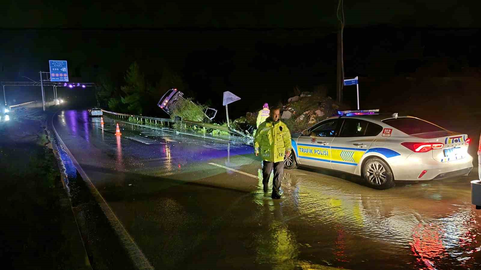 Karayolu savaş alanına döndü: 3 yaralı
