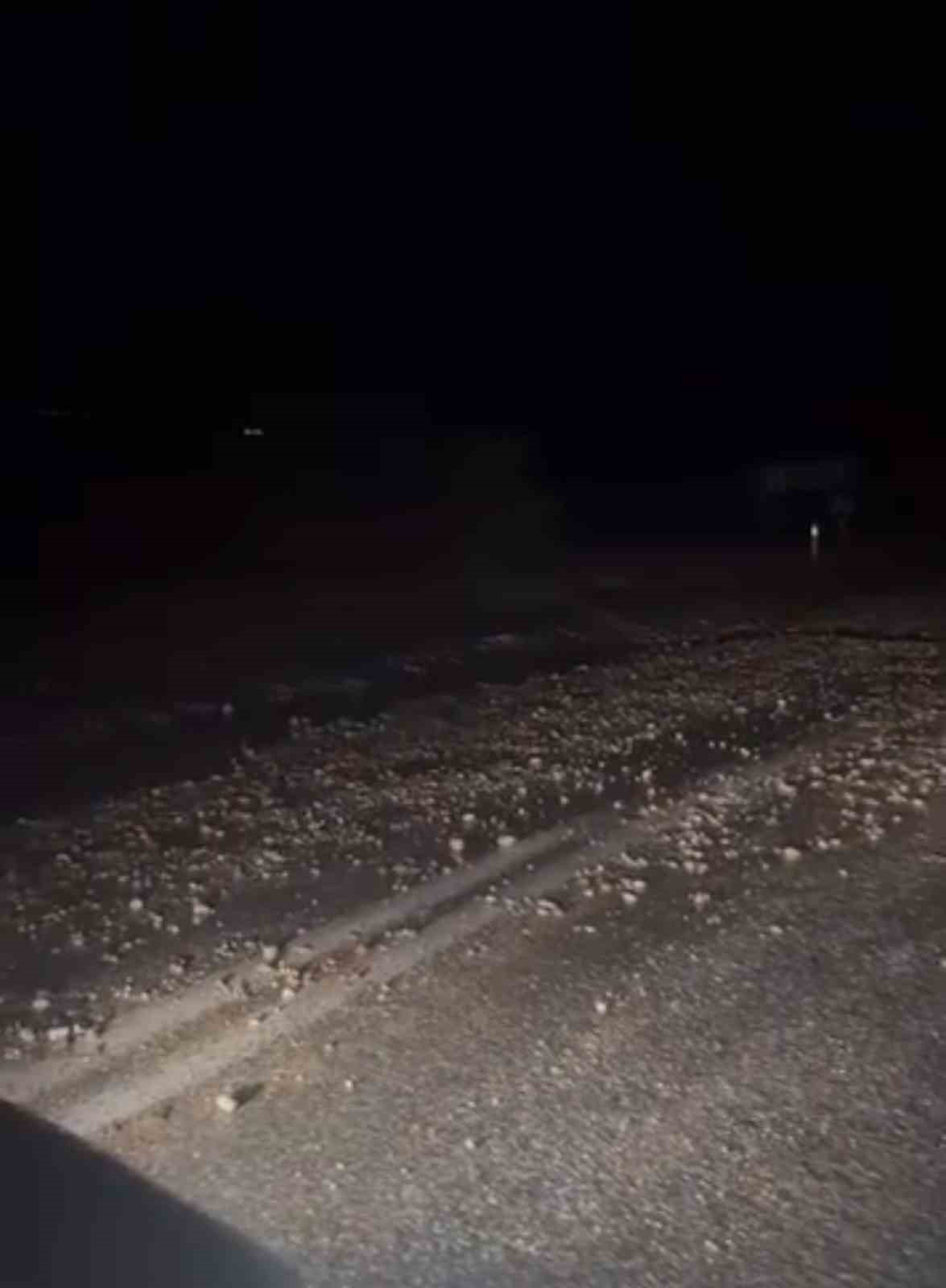 Karayoluna düşen taşlar ulaşımda aksamalara neden oldu
