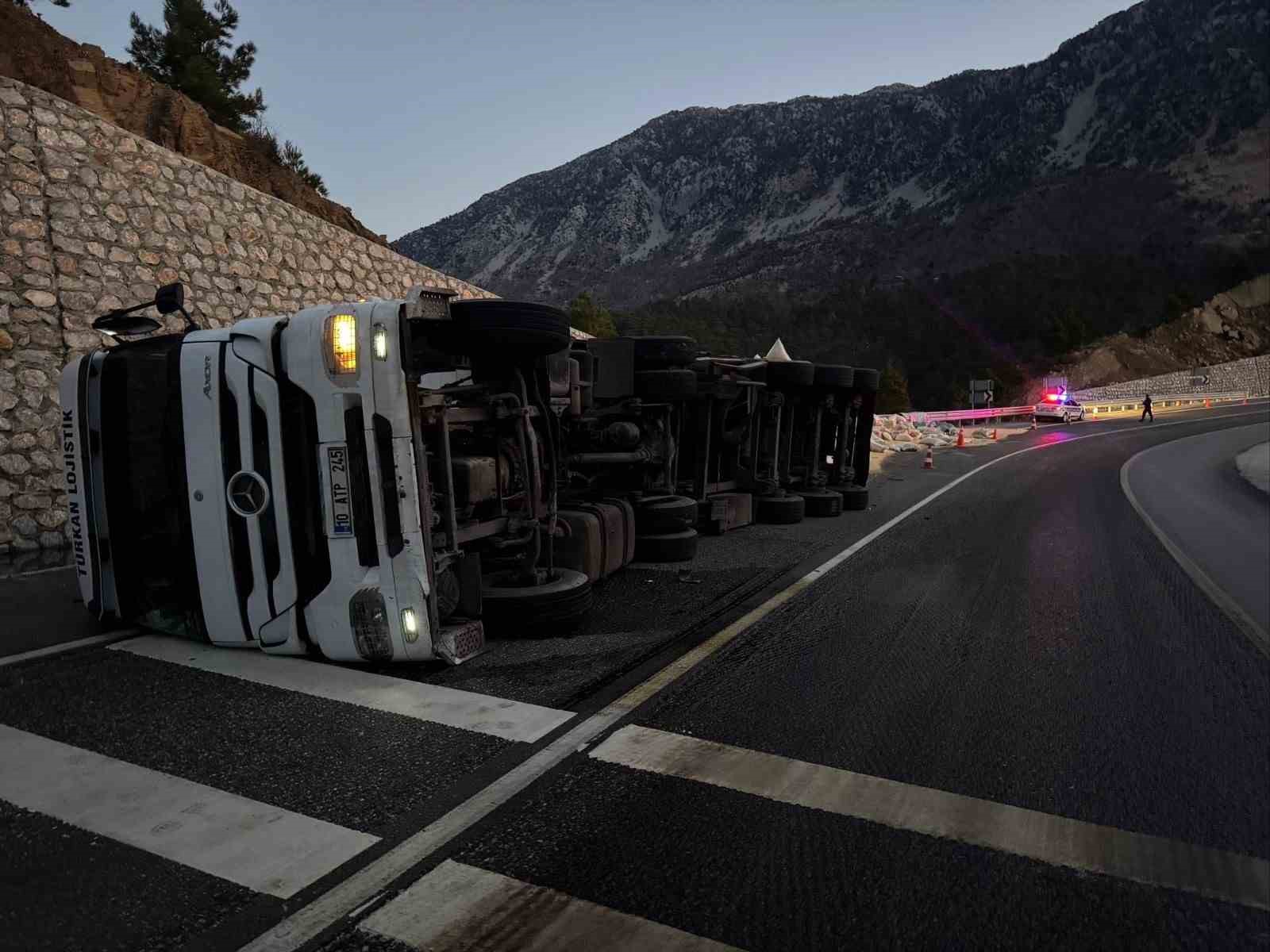 Karayolunda yem yüklü tır devrildi: 2 yaralı
