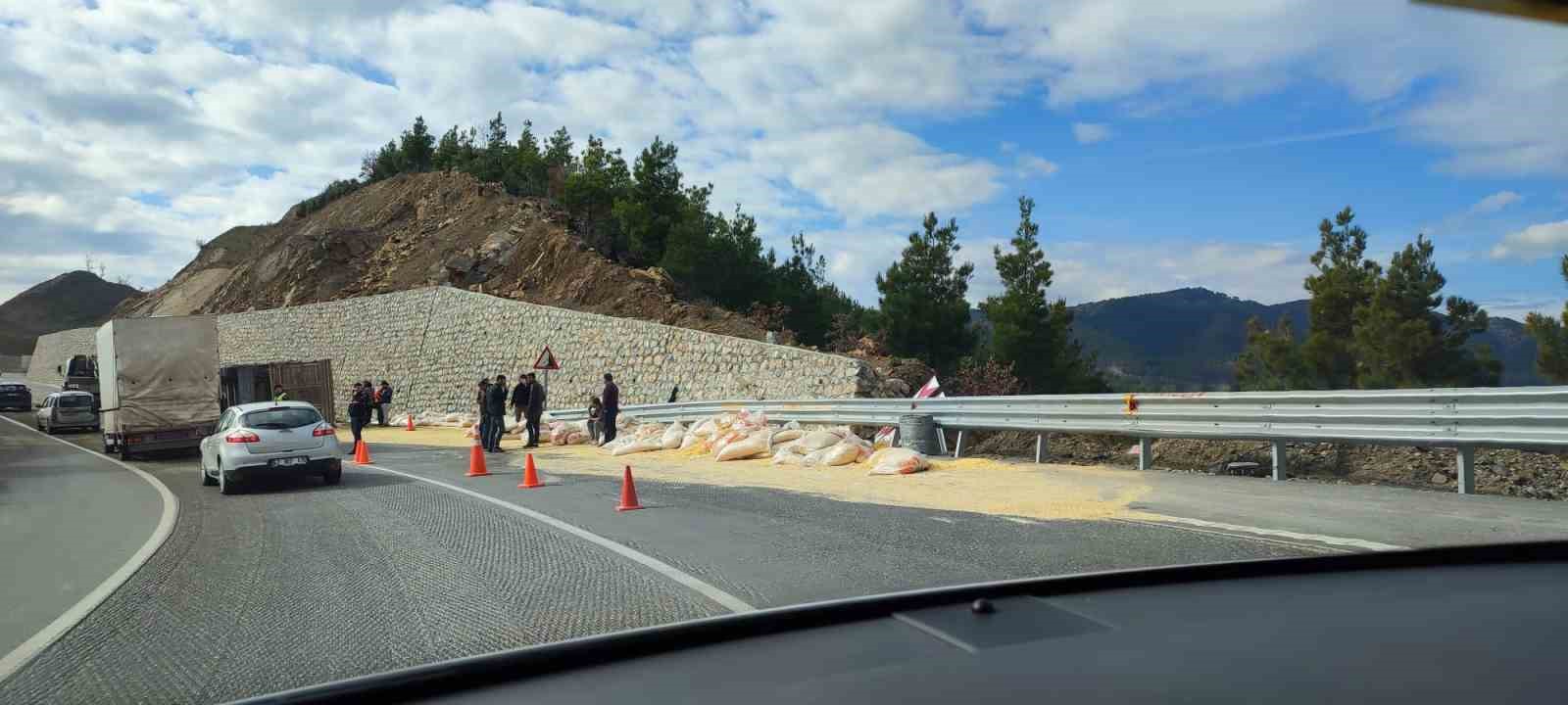 Karayolunda yem yüklü tır devrildi: 2 yaralı
