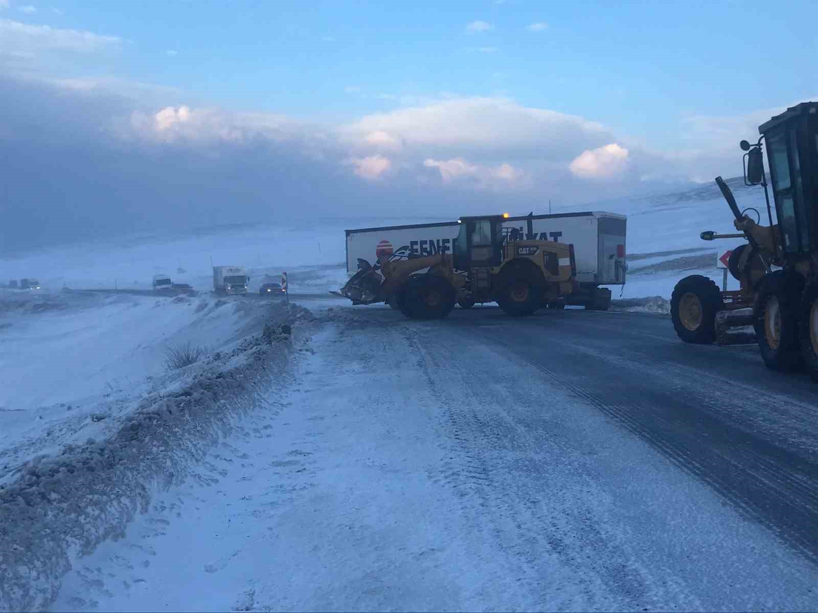 Karda kayan tır yolu ulaşımı kapattı
