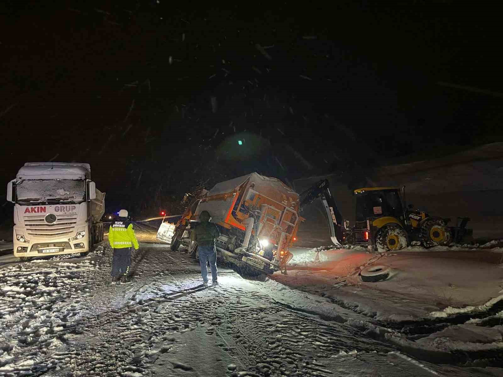 Karda mahsur kalan araçların imdadına Jandarma ekipleri yetişti
