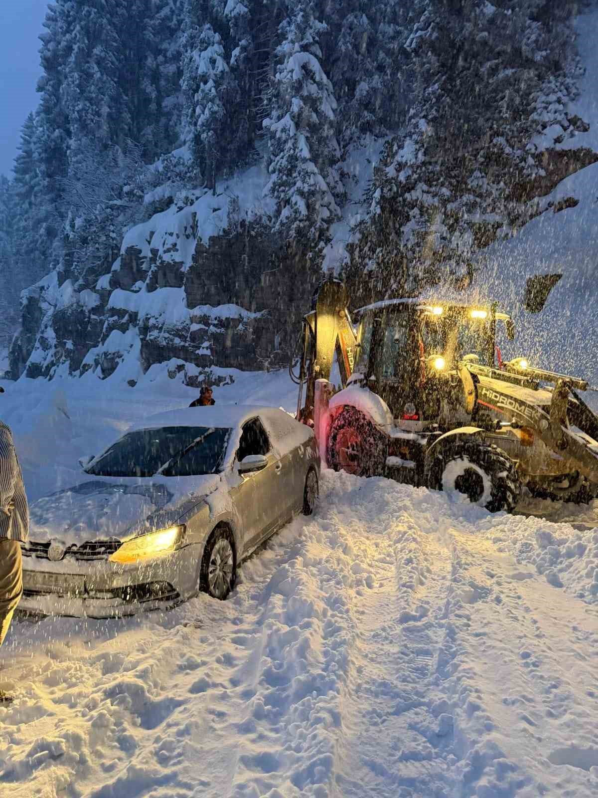 Karda mahsur kalan tır belediye ekipleriyle kurtarıldı
