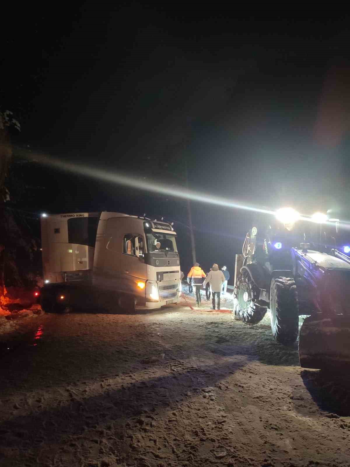 Karda mahsur kalan tır belediye ekipleriyle kurtarıldı
