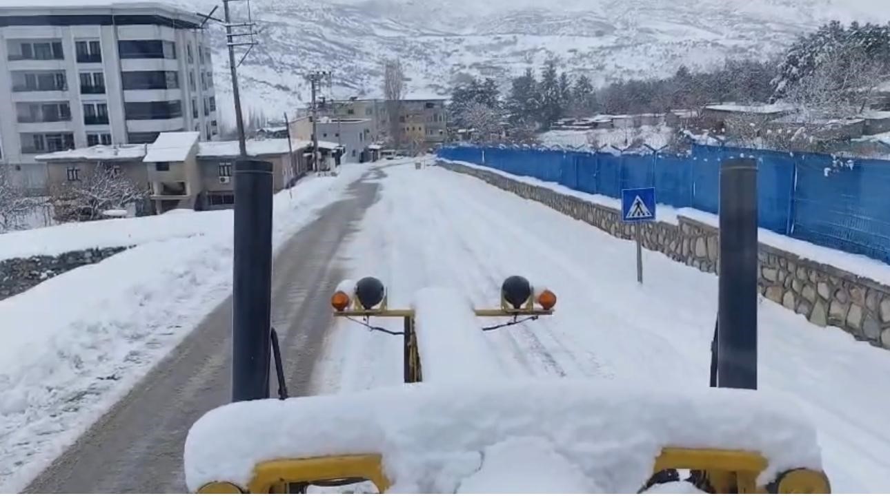 Karda mahsur kalanlar ekipler tarafından kurtarıldı
