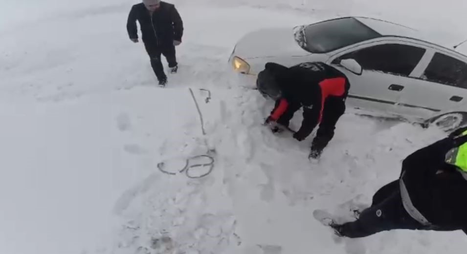 Karda mahsur kalanların imdadına AFAD yetişti
