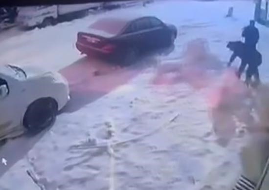 Kardan adama kafa attı
