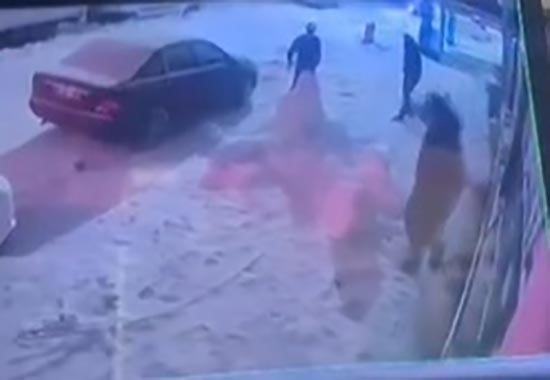 Kardan adama kafa attı
