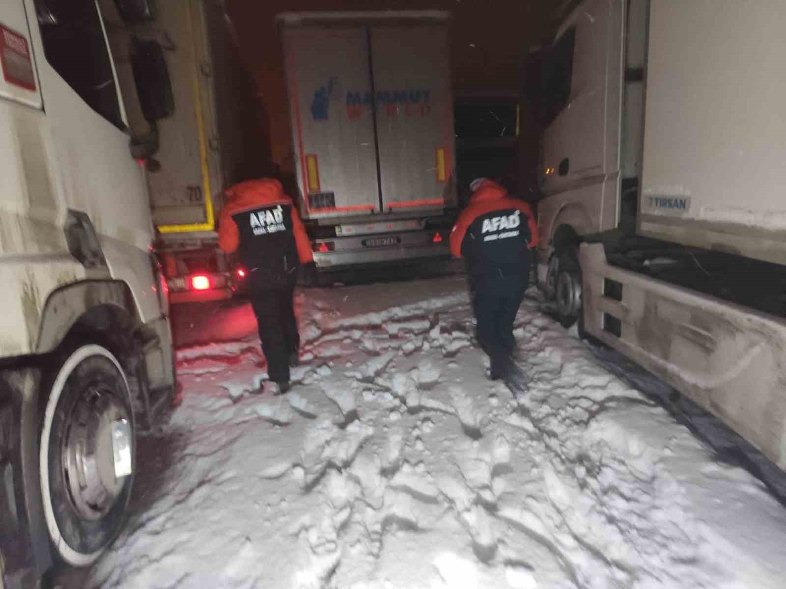 Kardan dolayı mahsur kalanlara kumanya desteği
