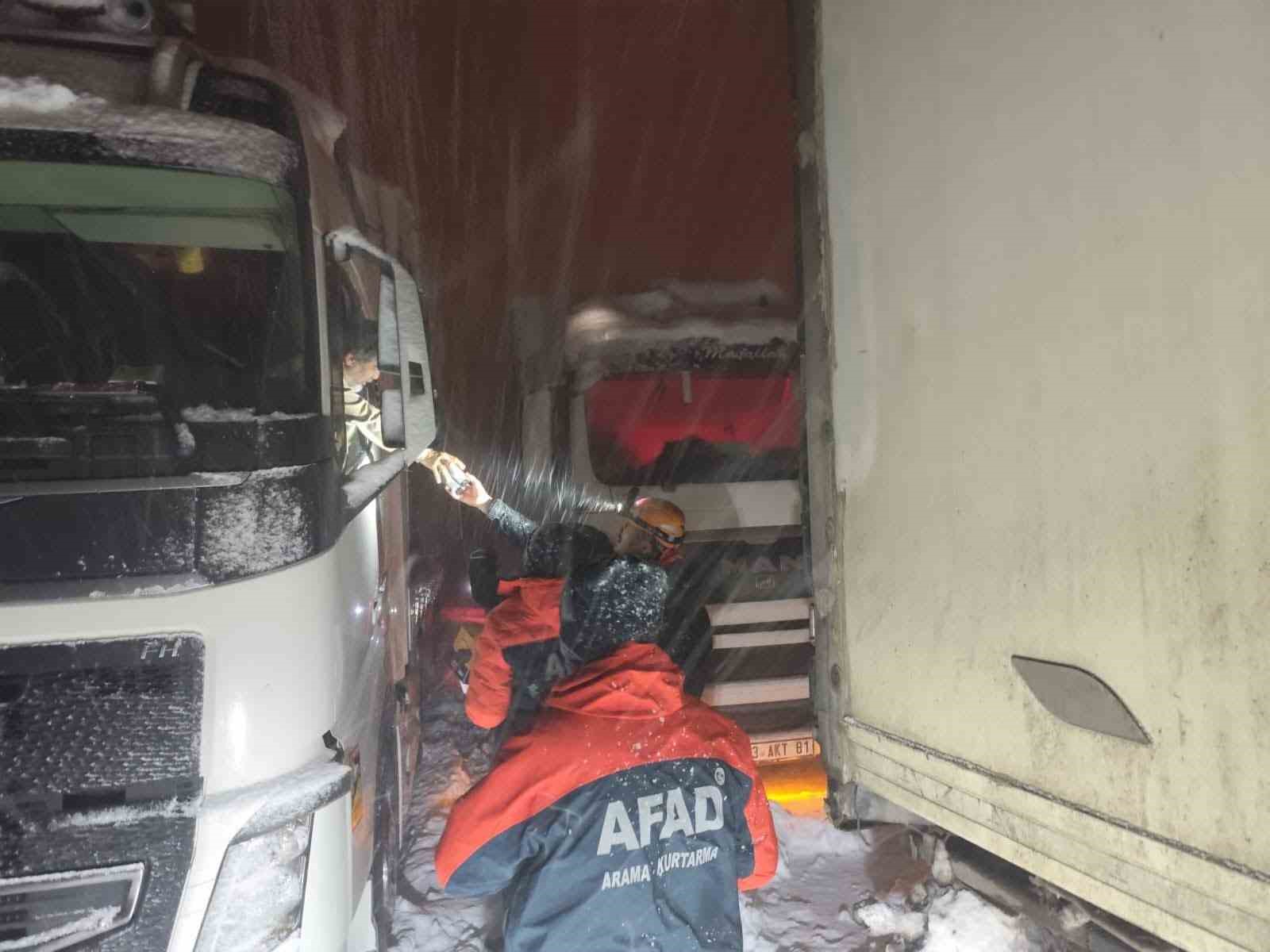 Kardan dolayı mahsur kalanlara kumanya desteği
