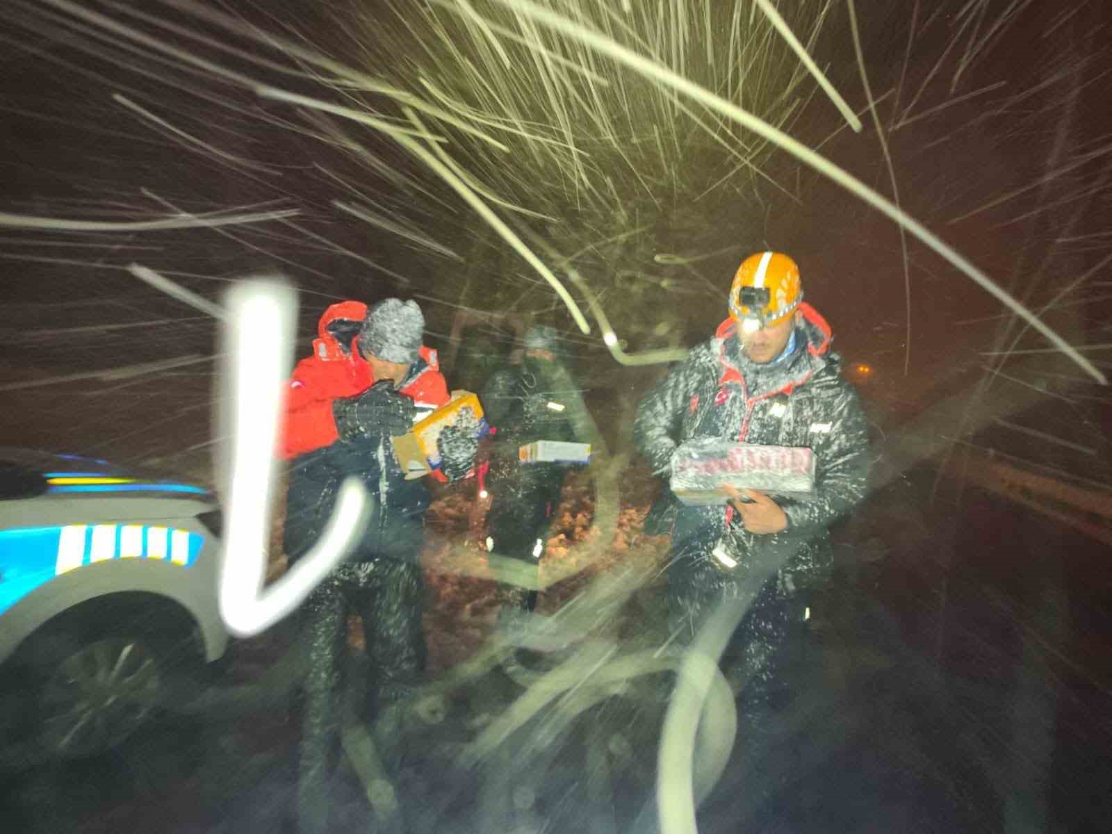 Kardan dolayı mahsur kalanlara kumanya desteği
