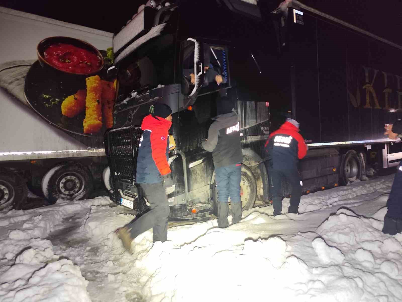Kardan dolayı mahsur kalanlara kumanya desteği
