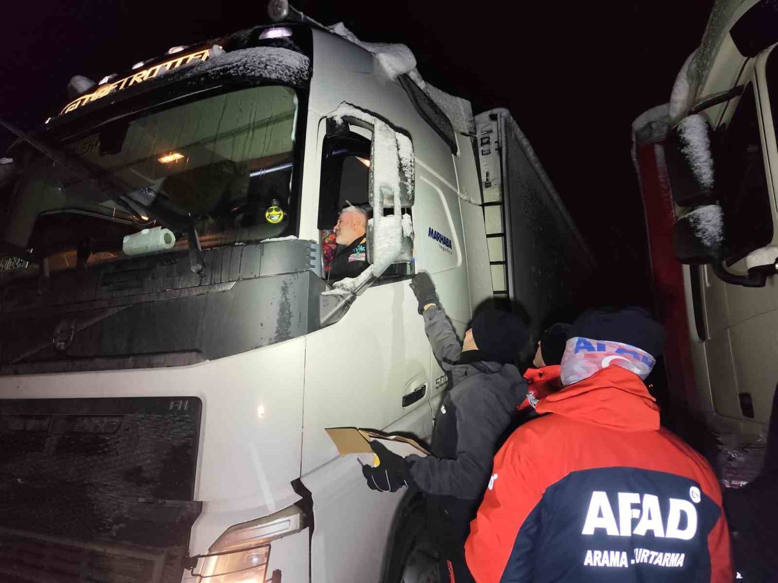 Kardan dolayı mahsur kalanlara kumanya desteği
