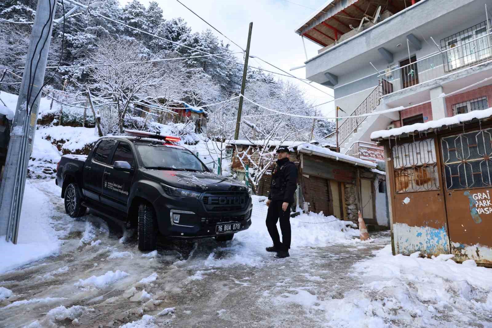 Kardan yolu kapanan hastaya büyükşehir ekipleri yetişti
