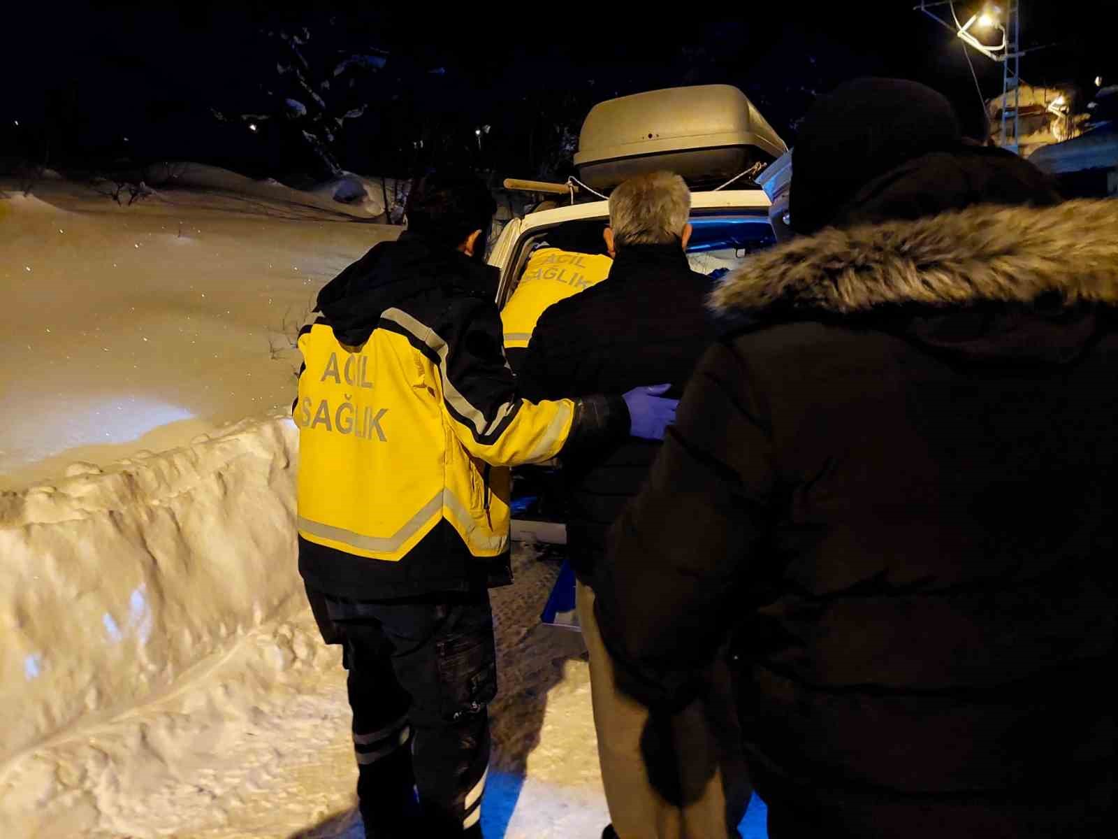 Kardan yolu kapanan köydeki yaralıya ulaşmak için zamanla yarıştılar
