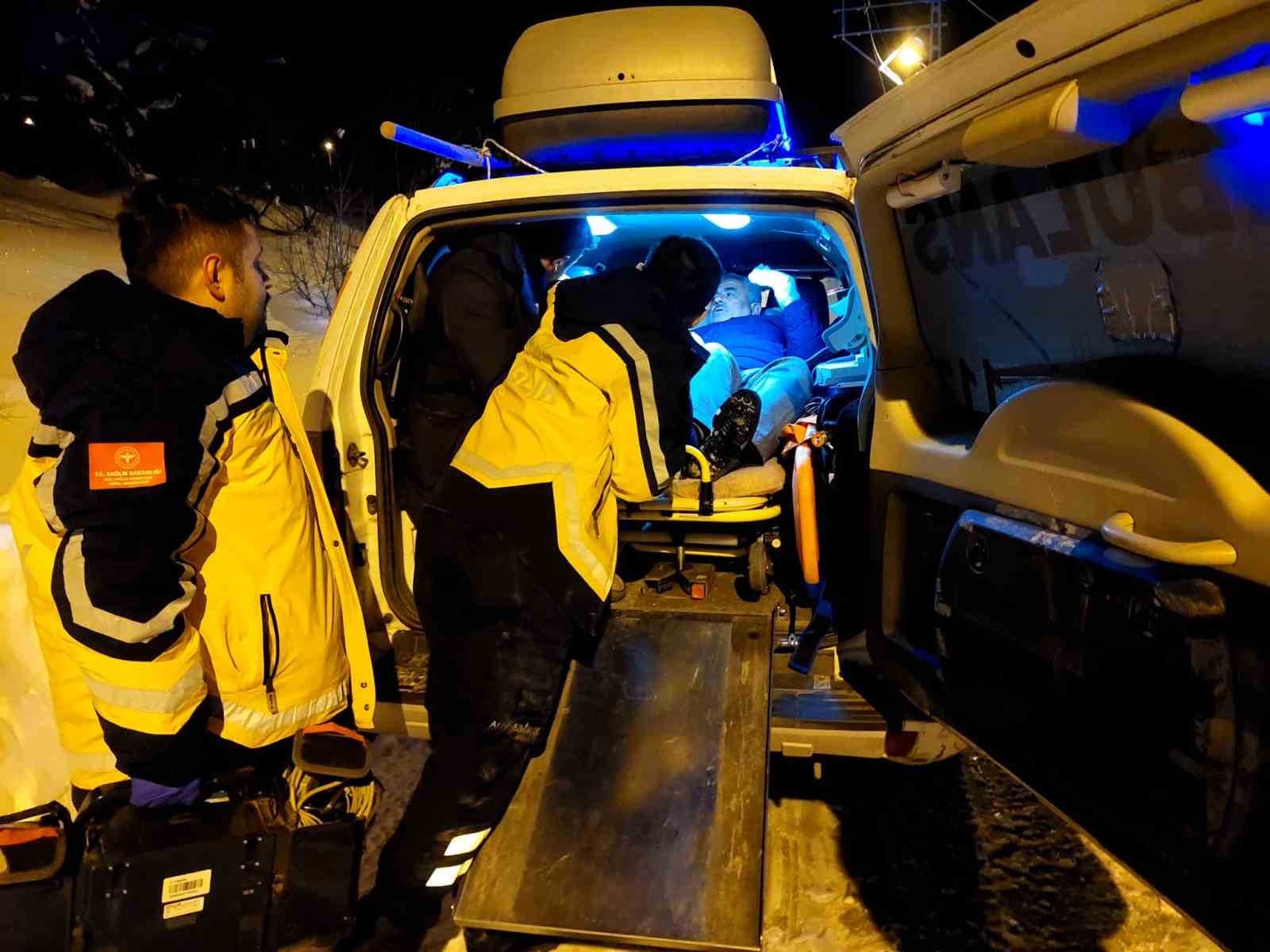 Kardan yolu kapanan köydeki yaralıya ulaşmak için zamanla yarıştılar
