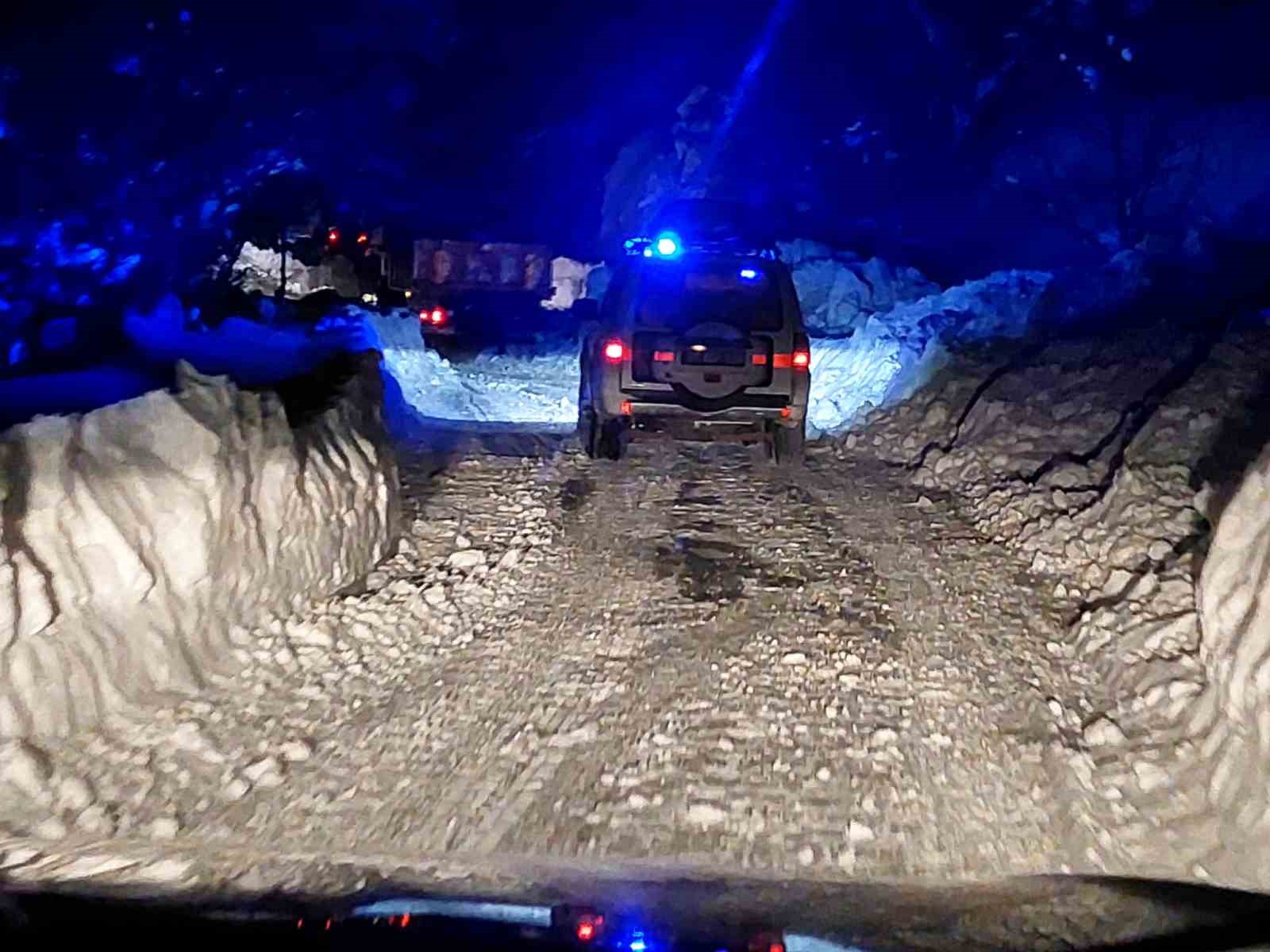 Kardan yolu kapanan köydeki yaralıya ulaşmak için zamanla yarıştılar
