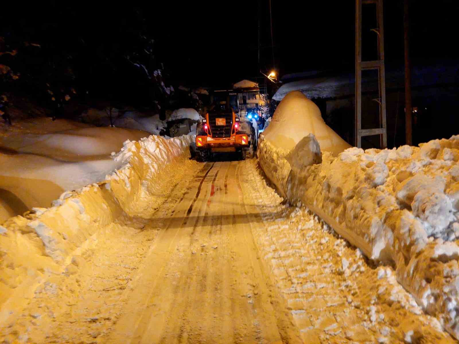 Kardan yolu kapanan köydeki yaralıya ulaşmak için zamanla yarıştılar
