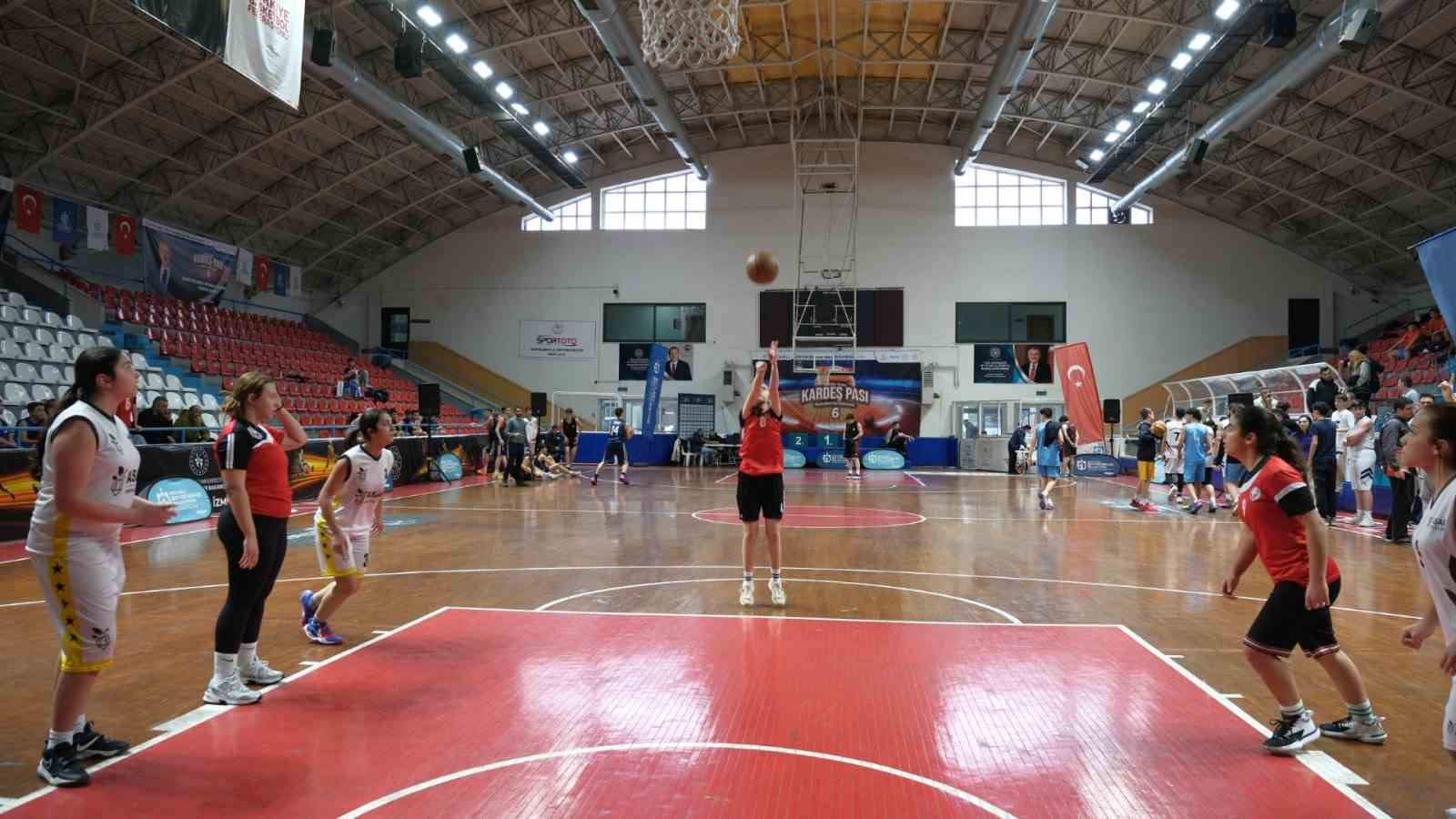 "Kardeş Pası" basketbol şampiyonasında ödüller sahiplerini buldu
