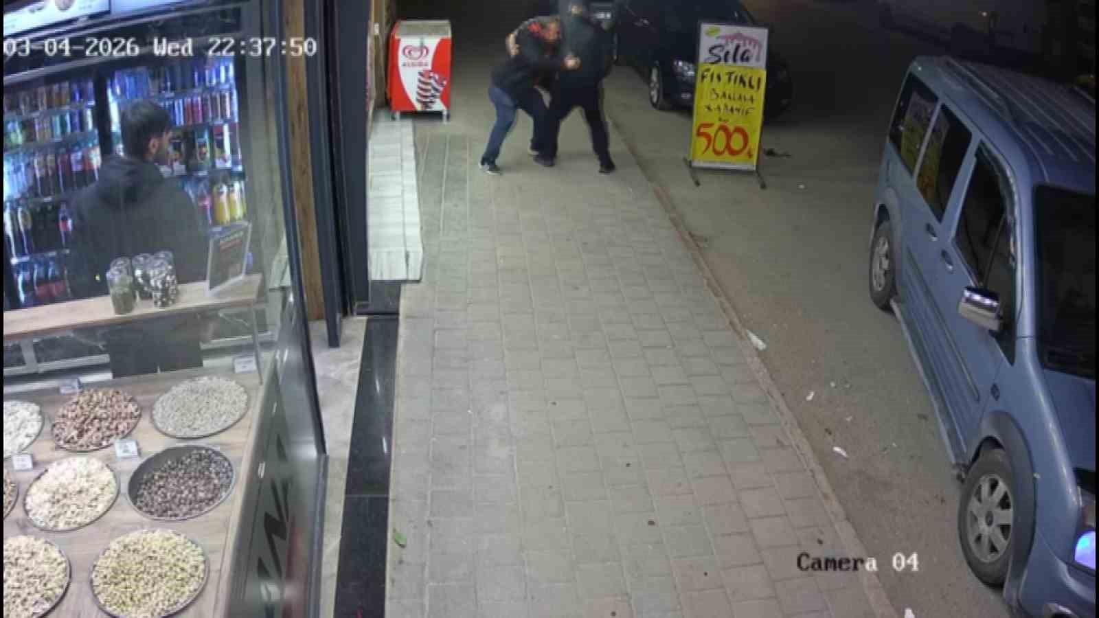 Kardeşler arasında "alacak-verecek" kavgası: O anlar kamerada
