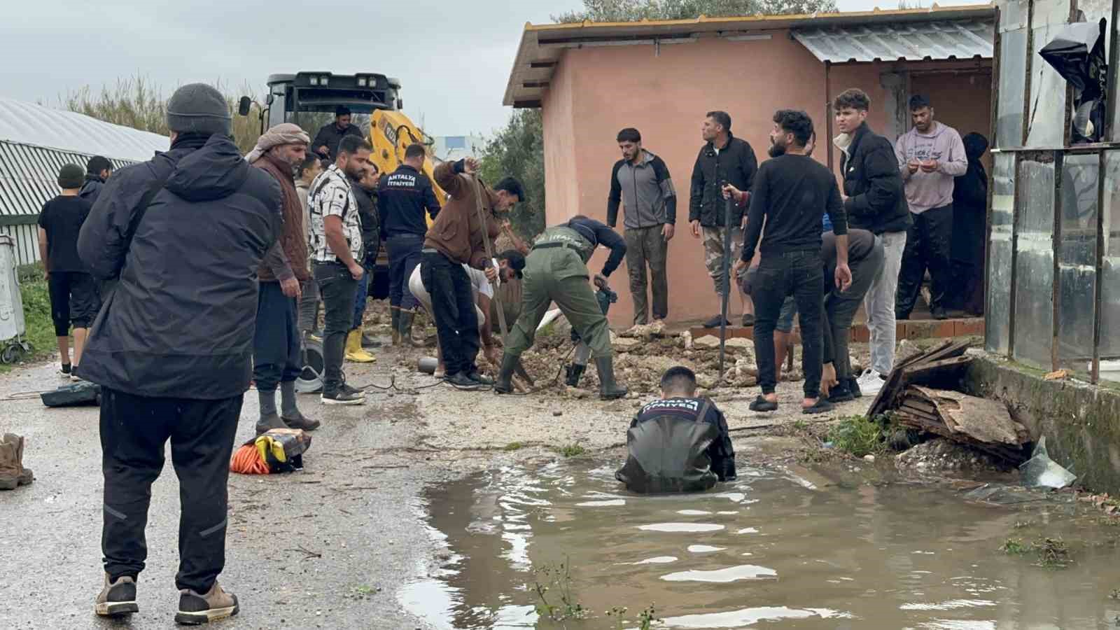 Kardeşleri ve arkadaşlarıyla oynarken tahliye kanalına düşen 3 yaşındaki Berra hayatını kaybetti
Kardeşleri ve arkadaşlarıyla oynarken tahliye kanalına düşen 3 yaşındaki Berra hayatını kaybetti