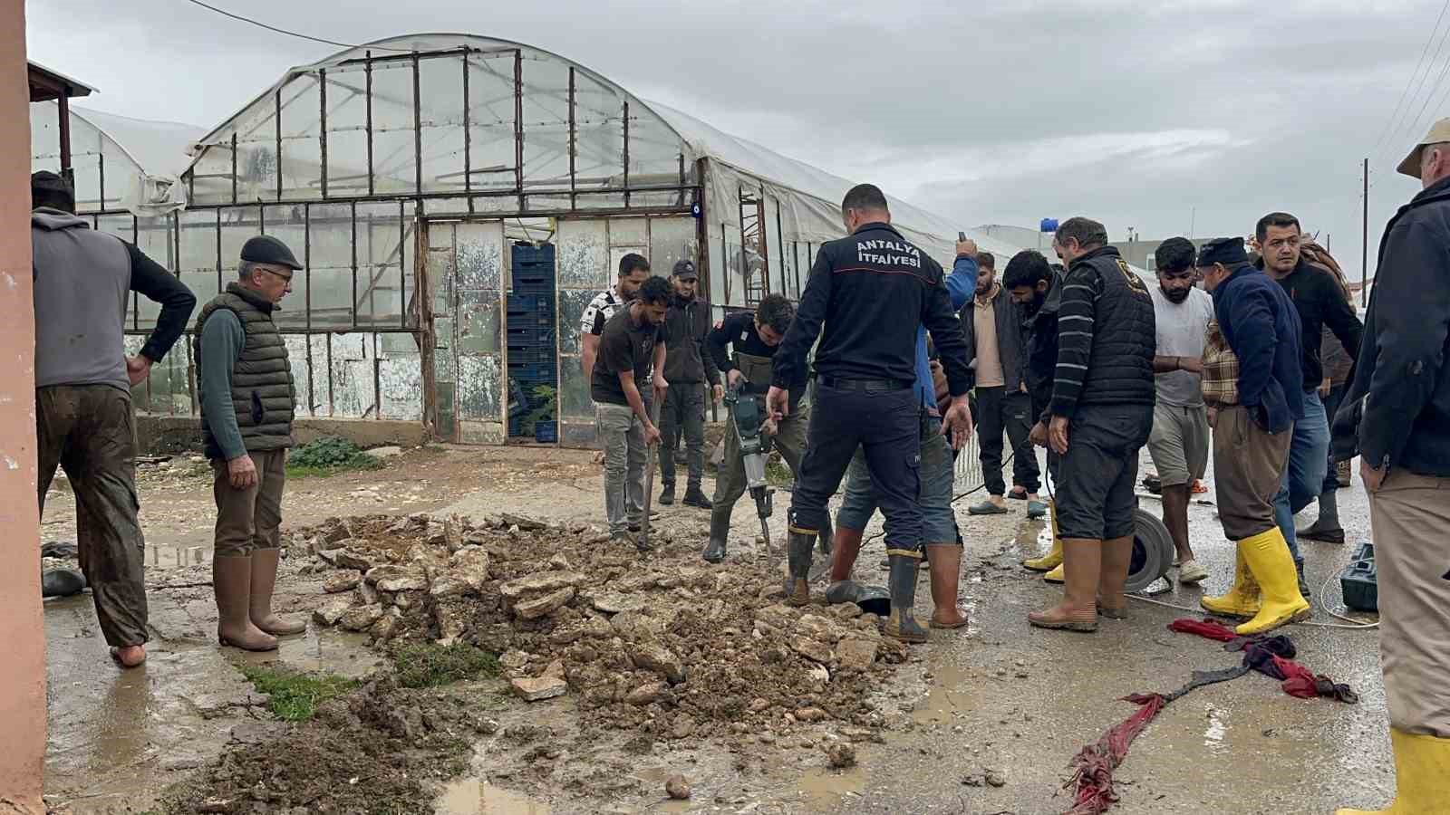 Kardeşleri ve arkadaşlarıyla oynarken tahliye kanalına düşen 3 yaşındaki Berra hayatını kaybetti
Kardeşleri ve arkadaşlarıyla oynarken tahliye kanalına düşen 3 yaşındaki Berra hayatını kaybetti